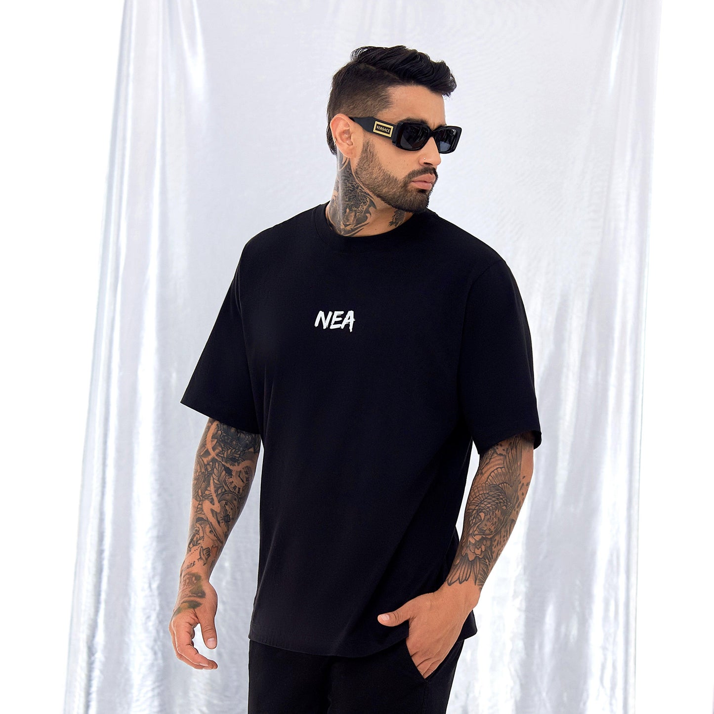 AMARANTO CAMISETA OVERSIZE NEGRA - NEA