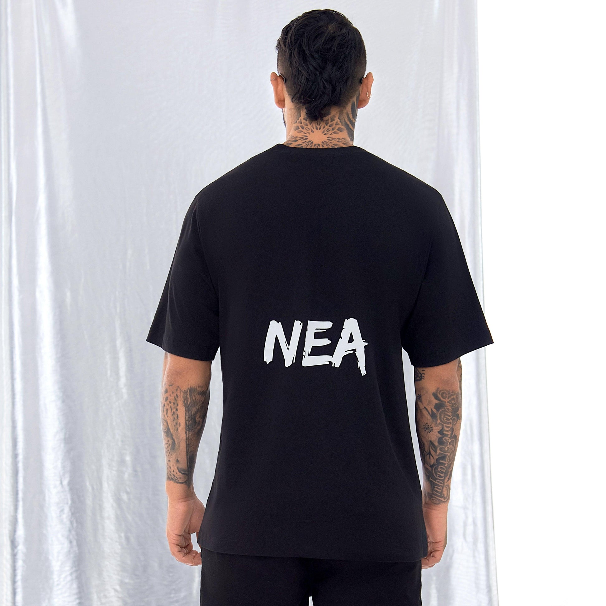 AMARANTO CAMISETA OVERSIZE NEGRA - NEA