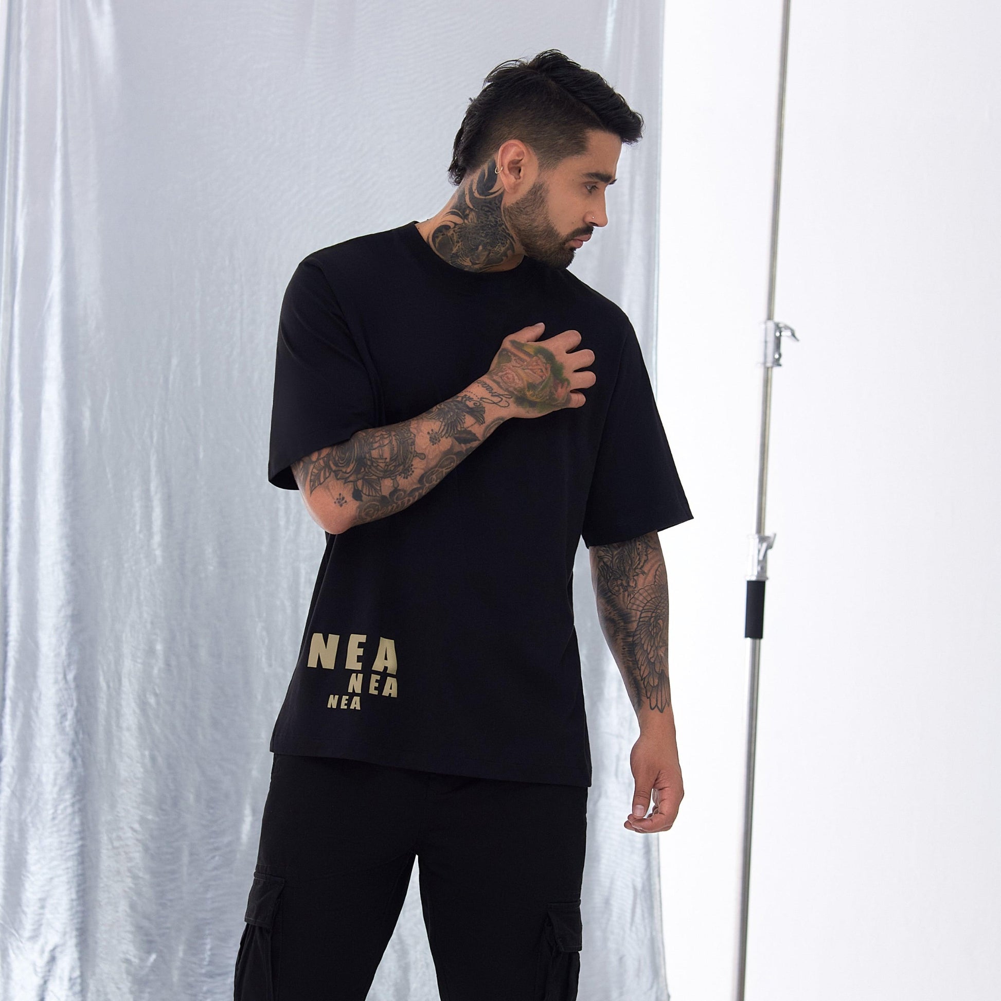 CYRIL CAMISETA OVERSIZE NEGRA - NEA