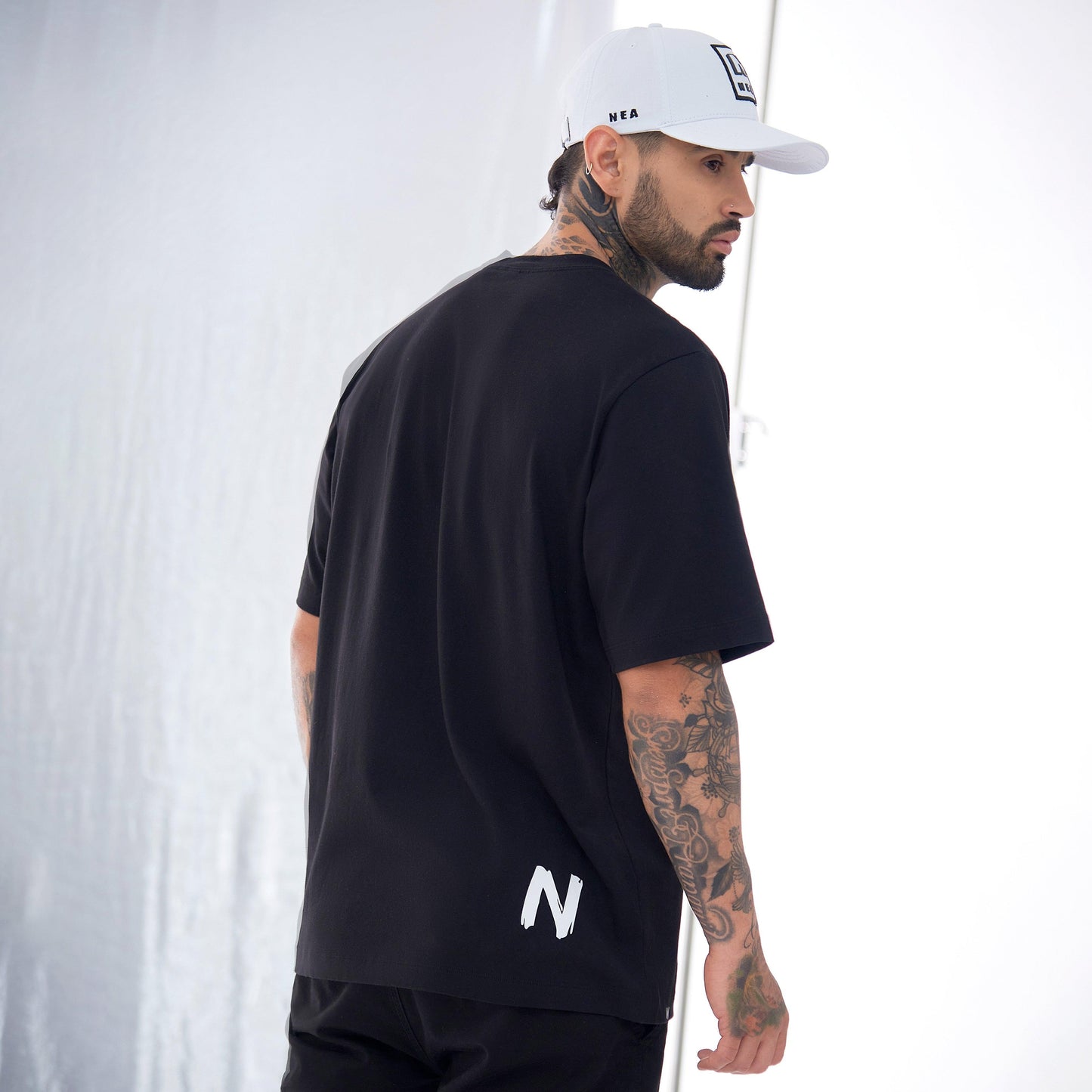 SHECKLER CAMISETA OVERSIZE NEGRA - NEA